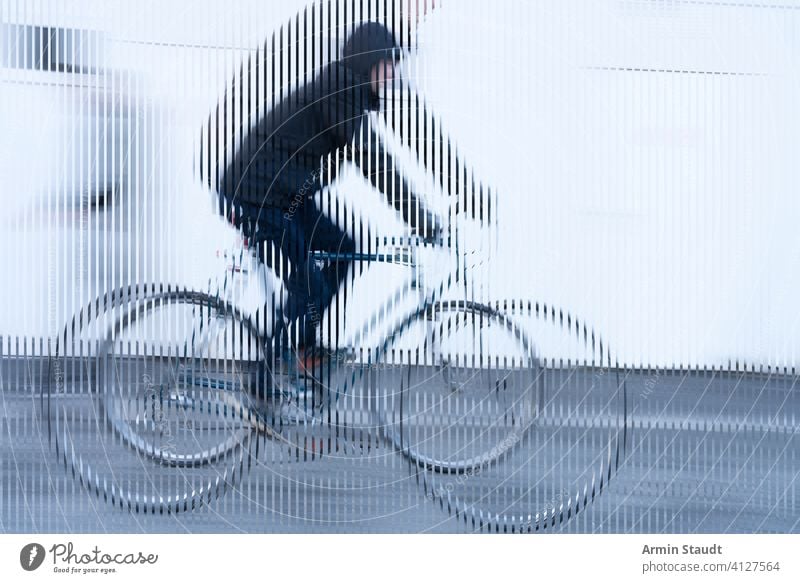 Streifenbild, Bewegung eines Radfahrers mit schwarzer Jacke auf weißem Hintergrund Fahrrad streifen Aussehen abgeschnitten sich[Akk] bewegen Geschwindigkeit