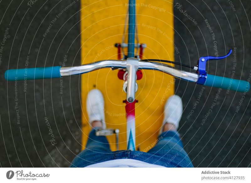 Draufsicht auf einen Lenker Fahrrad Fixie Zyklus urban Rad feststehend Sport Transport Ausrüstung Lifestyle Wand Straße Hipster Mitfahrgelegenheit Pedal Mann