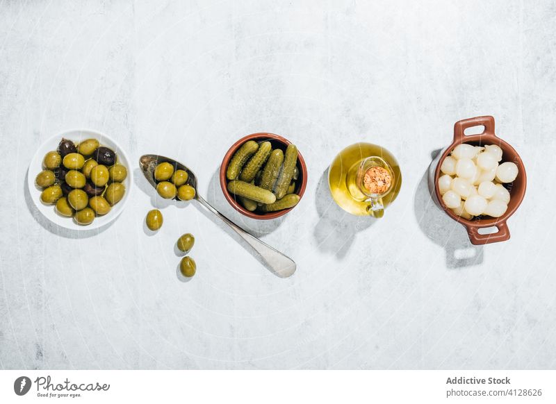 Öl in Glasflasche und Oliven im Löffel auf dem Tisch - ein lizenzfreies  Stock Foto von Photocase