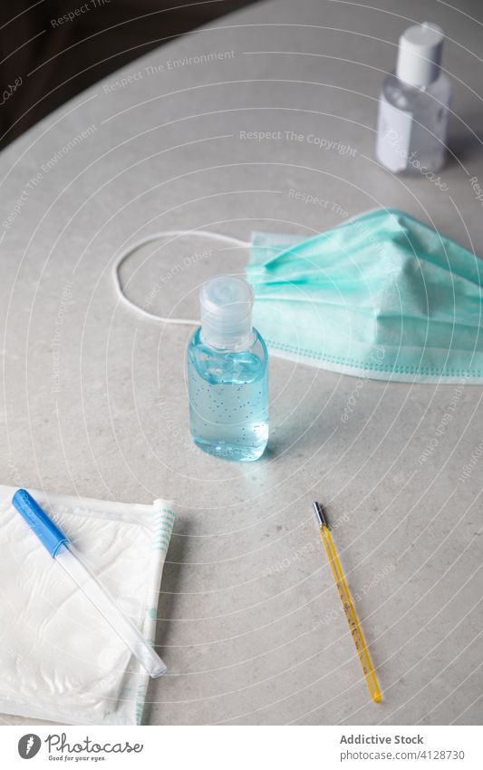 Handdesinfektionsmittel auf dem Tisch im medizinischen Raum Desinfektionsmittel antibakteriell Gel Coronavirus verhindern antiseptisch behüten Gesichtsmaske
