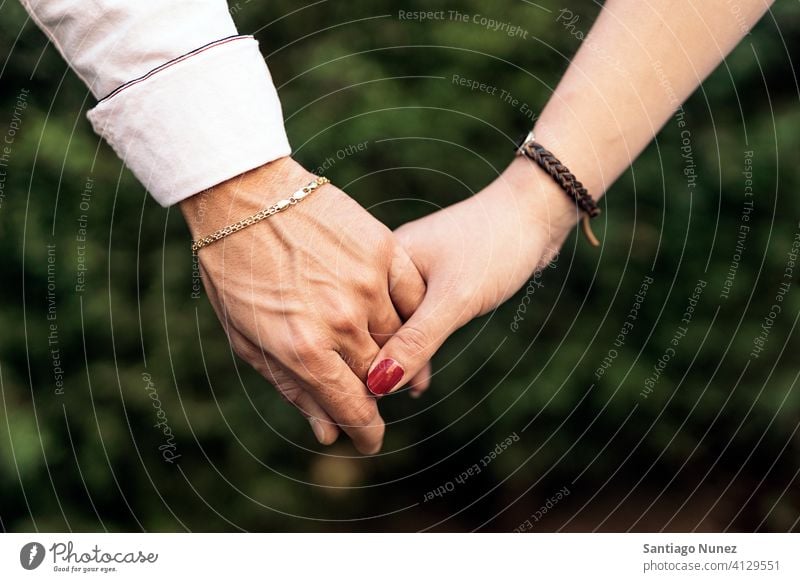 Paar hält Hände Nahaufnahme abschließen Partnerschaft Händchenhalten Zusammensein lieblich Liebe Vorderansicht Hintergrund zwei Familie im Freien außerhalb Park