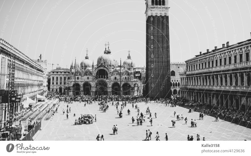 Markusplatz mit Dogenpalast in Venedig Menschenmenge Urlaub Ferien & Urlaub & Reisen Städtereise Sehenswürdigkeit Italien Sightseeing Altstadt Tourismus Stadt