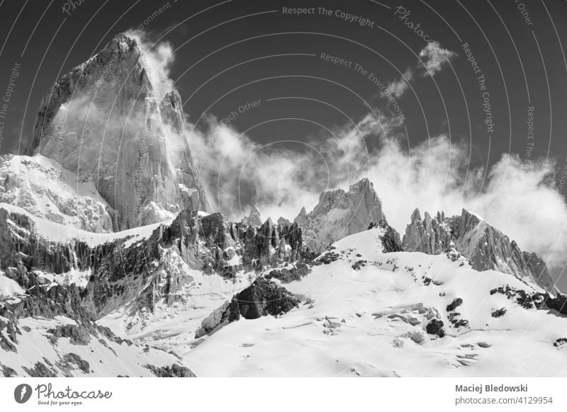 Schwarz-Weiß-Bild des Monte Fitz Roy, Patagonien. fitz roy Berge u. Gebirge Top schwarz auf weiß Schnee Landschaft Felsen schön SCHWARZ-WEIß