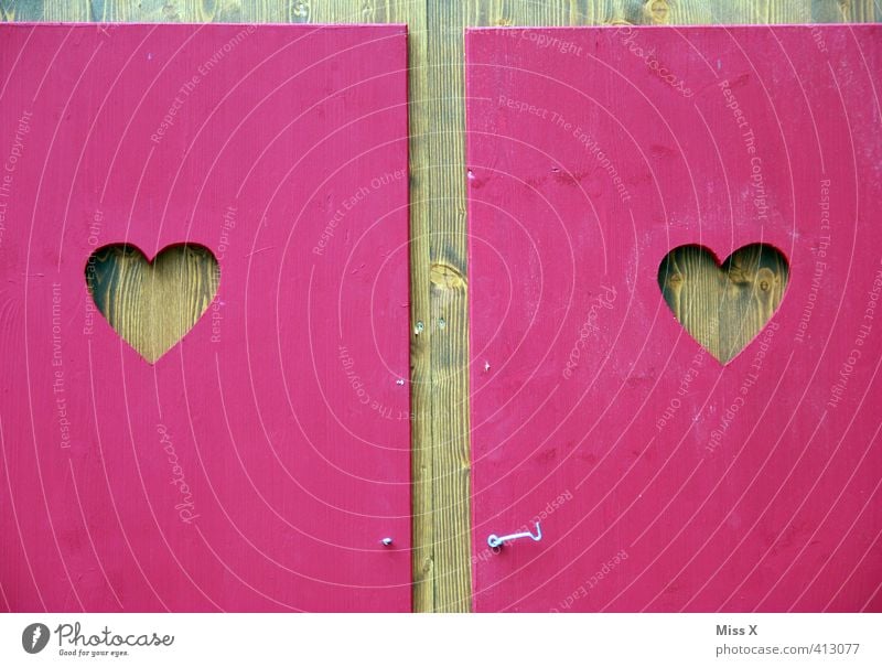 Herz an Herz Bad Jahrmarkt Zeichen rosa Gefühle Stimmung Liebe Verliebtheit Romantik herzförmig Toilette Toilettenhäuschen Fensterladen Holz Holzhütte paarweise