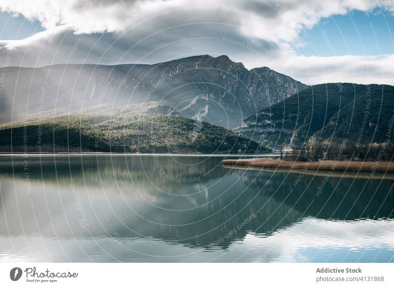 Felsige Berge spiegeln sich im ruhigen See Berge u. Gebirge Ambitus Landschaft Felsen wolkig Natur Reflexion & Spiegelung rau Spanien montsec majestätisch