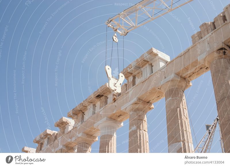 Detail der Säulen und Ruinen der antiken griechischen Akropolis, im Zentrum von Athen, Beispiel der klassischen Architektur. Griechenland mediterran Europa