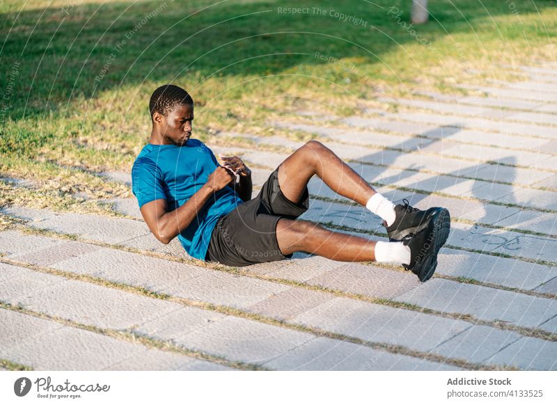 Athletischer schwarzer Mann trainiert im Park Afrikanisch Übung Fitness Stock Training Körper passen Bauchmuskeln abdominal Person Gesundheit Muskel Menschen
