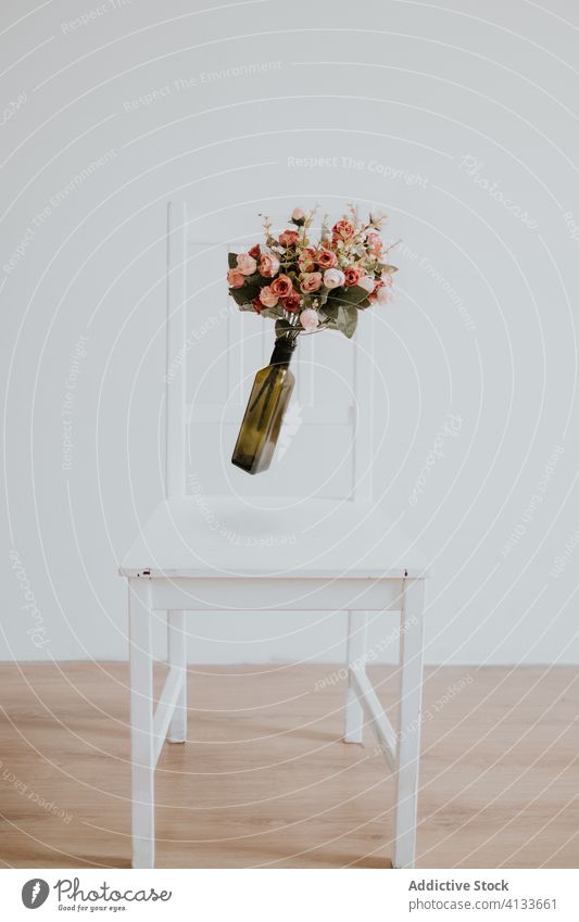 Brautstrauß auf einem Stuhl Blumenstrauß Hochzeit fliegend Vase Levitation Dekoration & Verzierung weiß Veranstaltung Ordnung schön geblümt Reichtum romantisch