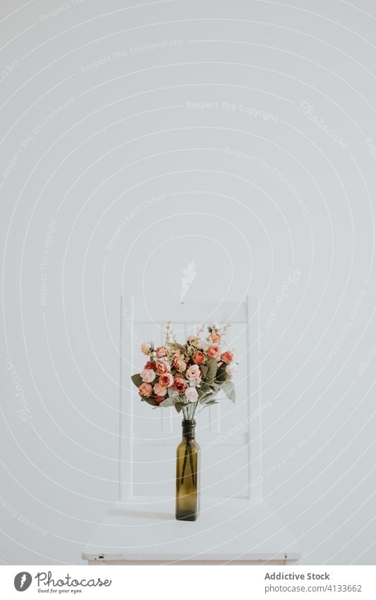 Brautstrauß auf einem Stuhl Blumenstrauß Hochzeit Dekoration & Verzierung weiß Veranstaltung Ordnung schön geblümt Reichtum romantisch Party Schönheit Romantik