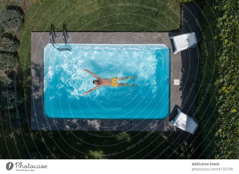 Entspannte Frau beim Schwimmen im Pool Mann Schwimmer schwimmen Schwimmsport sich[Akk] entspannen Sommer ruhen Kälte Wasser Hof Hinterhof männlich Lifestyle