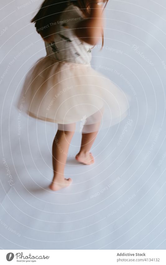 Crop Mädchen in Tutu tanzen auf Zehenspitzen im Studio Tanzen Spaß haben Atelier Kind aktiv Bewegung spielerisch Kindheit Rock sich[Akk] bewegen Barfuß genießen