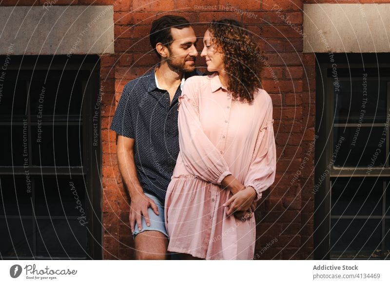 Lächelndes Paar, das sich auf der Straße küsst Liebe Kuss Umarmung Großstadt Partnerschaft Umarmen Zusammensein sonnig romantisch New York State amerika