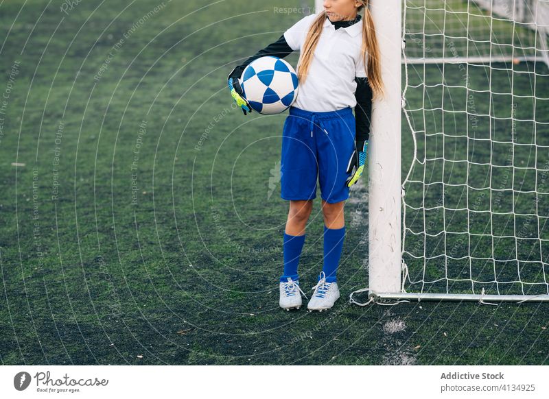 Junge Spielerin mit Ball in Fussballarena im Sportstadion Mädchen Fußball Feld Uniform Kind Club Kindheit Athlet Gerät Schulmädchen heiter Trikot Frau Junior