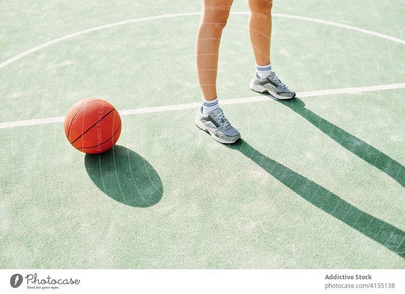 Sportlerin mit Basketball auf dem Platz stehend Frau Ball Bein Gericht Sportpark Training Spiel Spieler vorbereiten Linie Mark Aktivität Wohlbefinden Energie