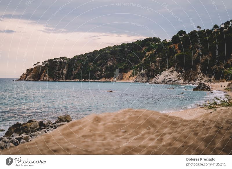 Bild einer mediterranen Bucht an einem spanischen Strand Felsen friedlich Landschaft Stein Feiertag Horizont Gelassenheit Örtlichkeit reisen Sommer Spanien