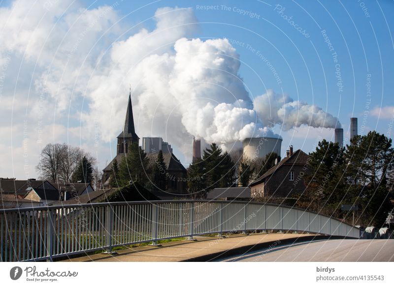 Kraftwerk Niederaußem, Ortschaft mit Kirche vor einem Braunkohlenkraftwerk im Rheinland Umweltverschmutzung CO2 Klimawandel CO2-Ausstoß Kohlekraftwerk