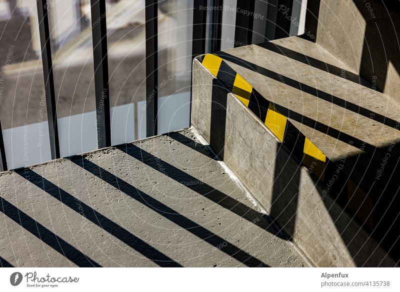auf Streife Treppenhaus Schatten Licht Architektur Innenaufnahme Treppengeländer Kontrast Geländer Gebäude Menschenleer Farbfoto eingesperrt eingeschlossen