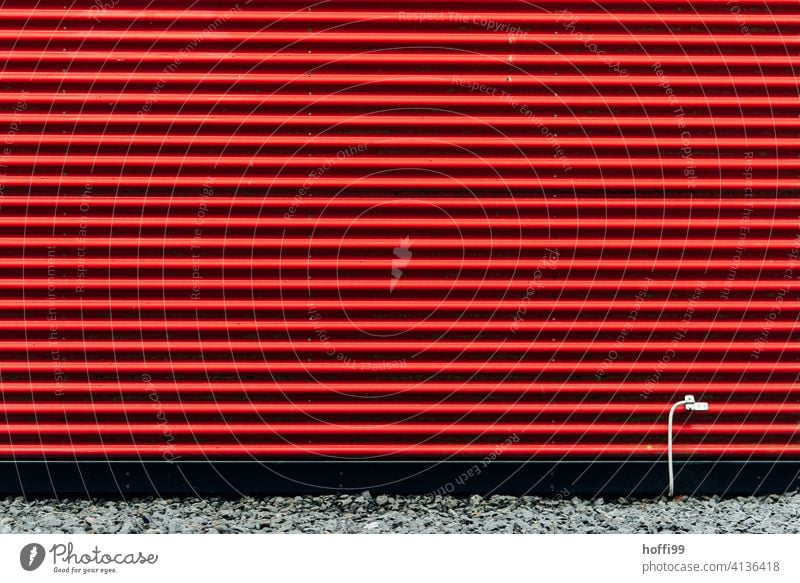 rot gestreifte Fassade mit weissem Erdungskabel Wellblechwand Wand rote fassade minimalistisch Wellblechfassade modern Zweckbau Moderne Architektur Design Linie