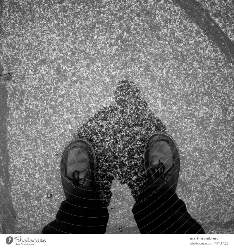 Regenspaziergang maskulin Mann Erwachsene Beine Fuß 1 Mensch 18-30 Jahre Jugendliche Stadt Fußgänger Straße Hose Schuhe stehen nass Stillstand ruhig Zeit