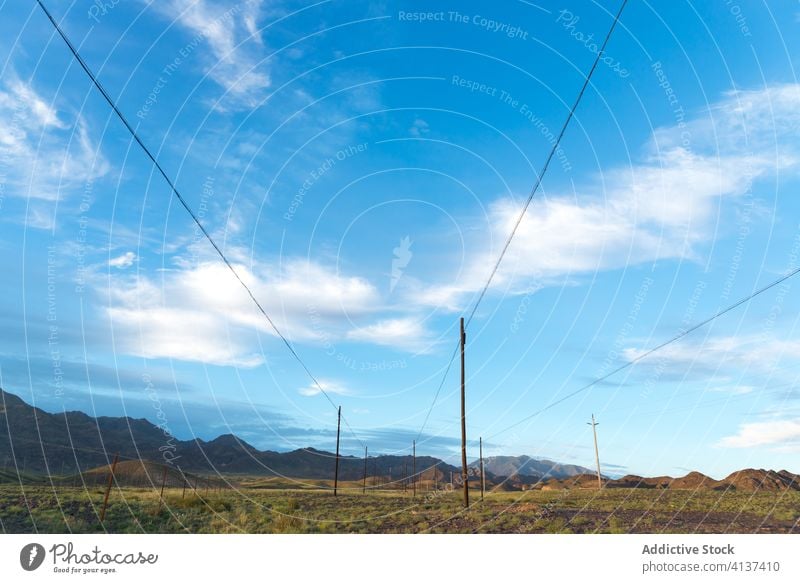 Strommasten und Leitungen vor blauem Himmel Kraft Linie Mast elektrisch Kabel Feld Energie Natur Konstruktion Spannung balikun China prunkvoll modern