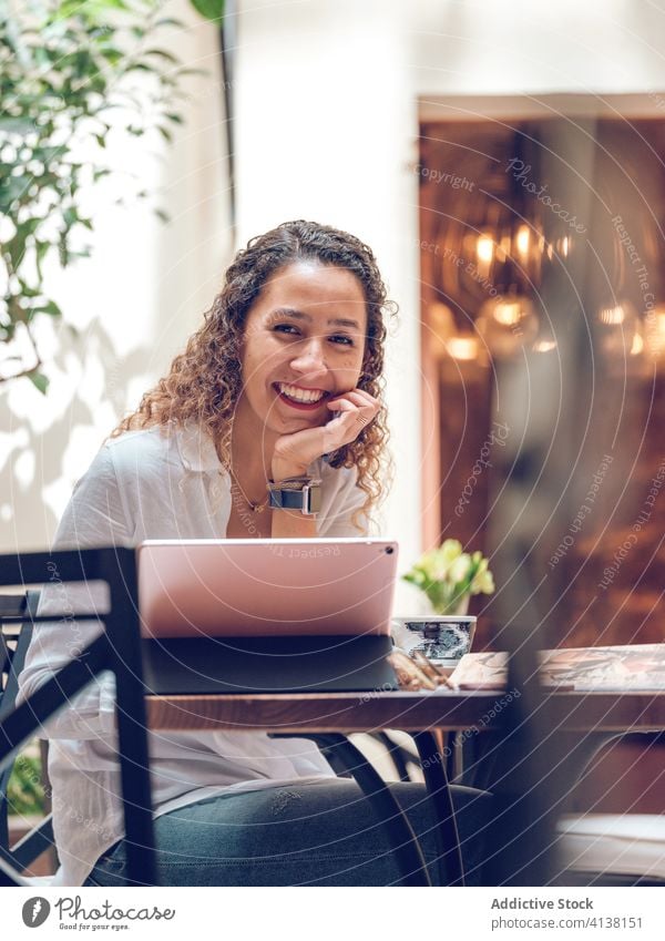 Niedliche Frau mit Tablet in einem Straßencafé Lächeln Café Tablette benutzend jung Sitzen lässig Glück Lifestyle palma de mallorca Spanien Großstadt Stadt