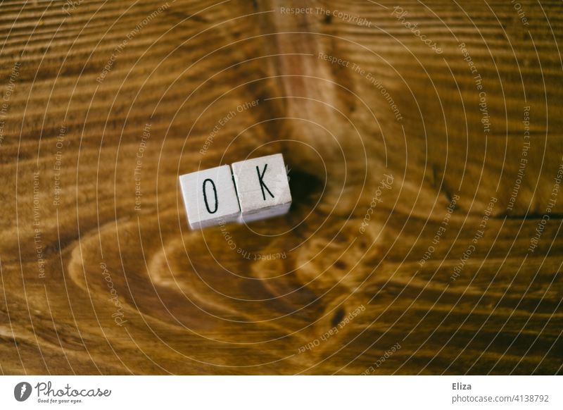 Das Wort OK mit Buchstabenwürfeln auf  Holz geschrieben Ok okay verstanden nagut Text Schrift Zustimmung ja Kommunizieren o.k. in Ordnung