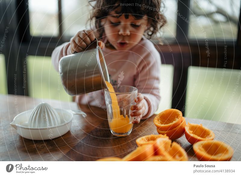 Kind macht Orangensaft orange saftig Saft Vitamin Bioprodukte Zitrusfrüchte Farbfoto Ernährung frisch Lebensmittel Vitamin C Frucht Gesundheit vitaminreich