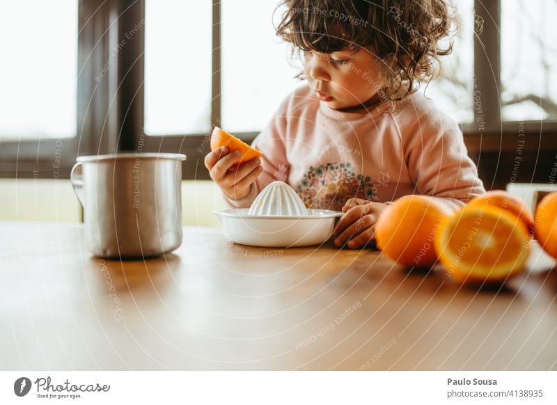Kind macht Orangensaft 1-3 Jahre authentisch orange Farbfoto Tag Freude Kindheit saftig Zitrusfrüchte Vorbereitung Frucht Gesundheit Saft Lebensmittel Ernährung
