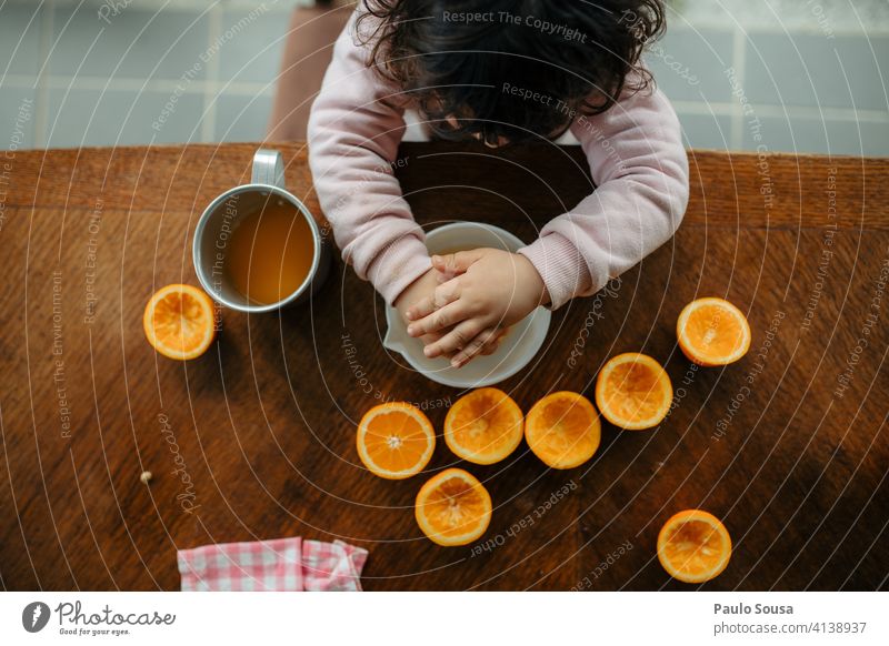 Kind macht Orangensaft zu Hause 1-3 Jahre Kaukasier Vogelperspektive Blick von oben orange Zitrusfrüchte Vitamin Vitamin C Frucht Saft Ernährung Lebensmittel