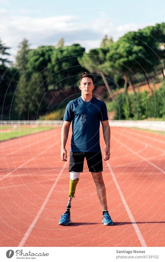 Sportler mit Beinprothese Portrait Porträt Athlet Junge jung Mann Läufer rennen Prothesen Prothetik Behinderung deaktiviert Amputation Amputierte