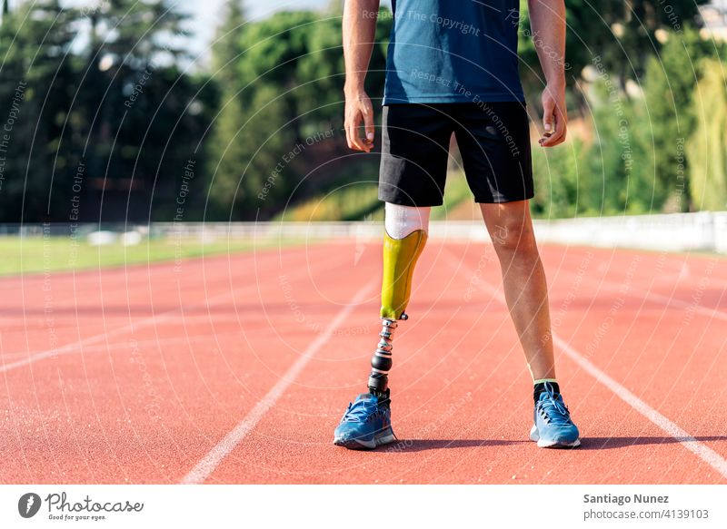 Nahaufnahme behinderter Mann Sportler mit Beinprothese. Läufer Porträt Athlet Beine Prothesen Prothetik gesichtslos unerkannt anonym Sportbekleidung Behinderung