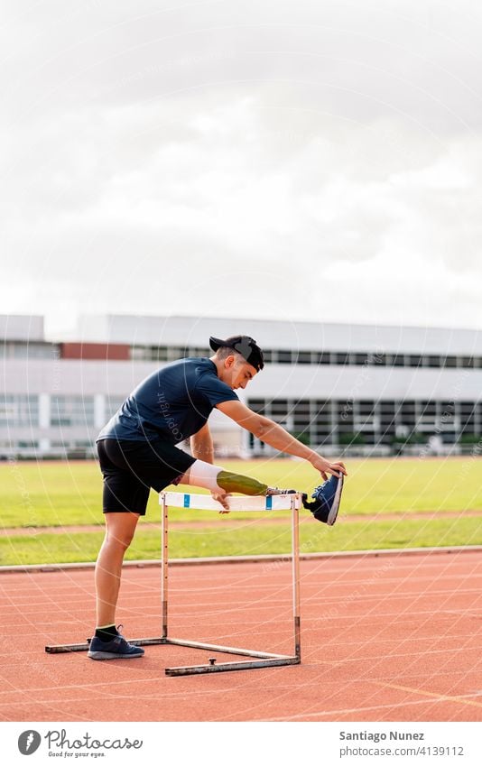 Behinderter Mann, Sportler mit Beinprothese beim Dehnen. Läufer strecken Dehnung Athlet Prothesen Prothetik Behinderung deaktiviert Amputation Amputierte