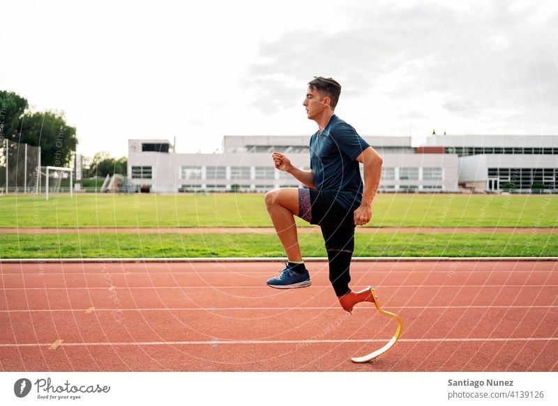 Behinderter Mann Athlet Laufen Seitenansicht rennen praktizieren laufen Läufer Sport Prothesen Prothetik Behinderung deaktiviert paralympisch Junge Amputation