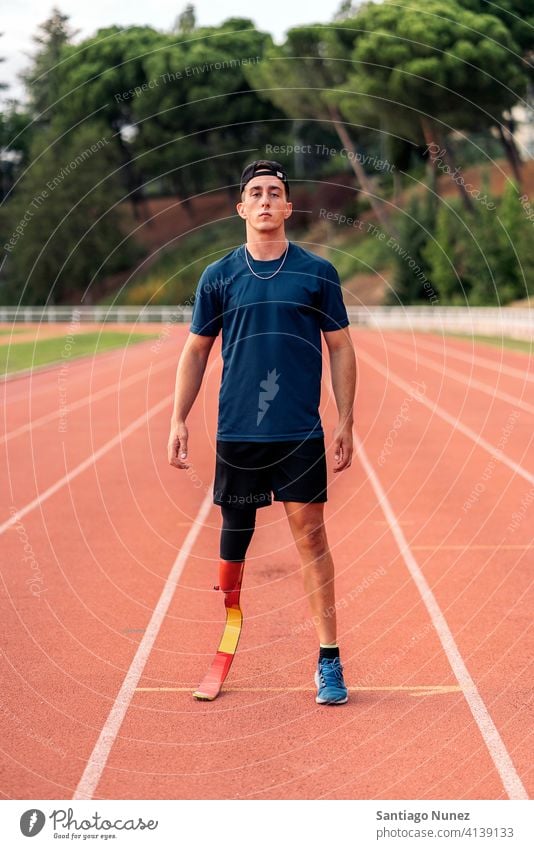 Sportler mit Beinprothese Portrait Porträt Athlet Junge jung Mann Läufer rennen Prothesen Prothetik Behinderung deaktiviert Amputation Amputierte