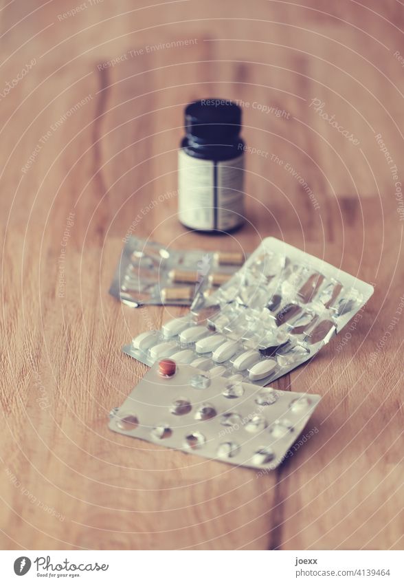 Tabletten und Pillen auf Holztisch Blister Medikament Medizin Gesundheit Krankheit Gesundheitswesen Behandlung Sucht Verschreibung Abhängigkeit Nebenwirkungen