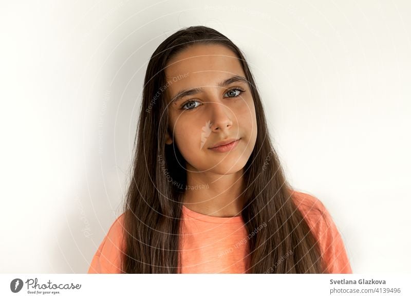 Porträt eines schönen jungen Teenager hispanischen Mädchen mit langen braunen Haare Gesundheit auf weißem Hintergrund. Ruhiges Gesicht, Schönheit Konzept hübsch