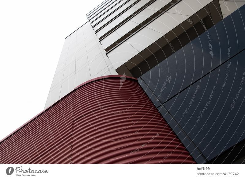 Blick aufwärts an einer monotone Hochhausfassade monoton steigend Fassade Moderne Architektur rote fassade gestreift Gebäude modern Design abstrakt Bürogebäude