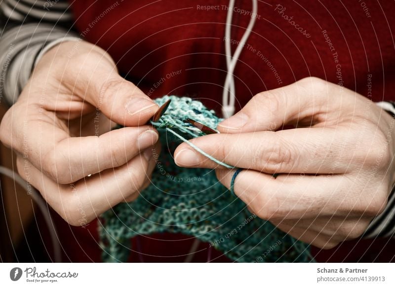 Strickende Frauenhände stricken häkeln handarbeit entspannen selbermachen nähen Hände fingerfertigkeit hobby knitting wolle wintermütze winterschal kopfhörer