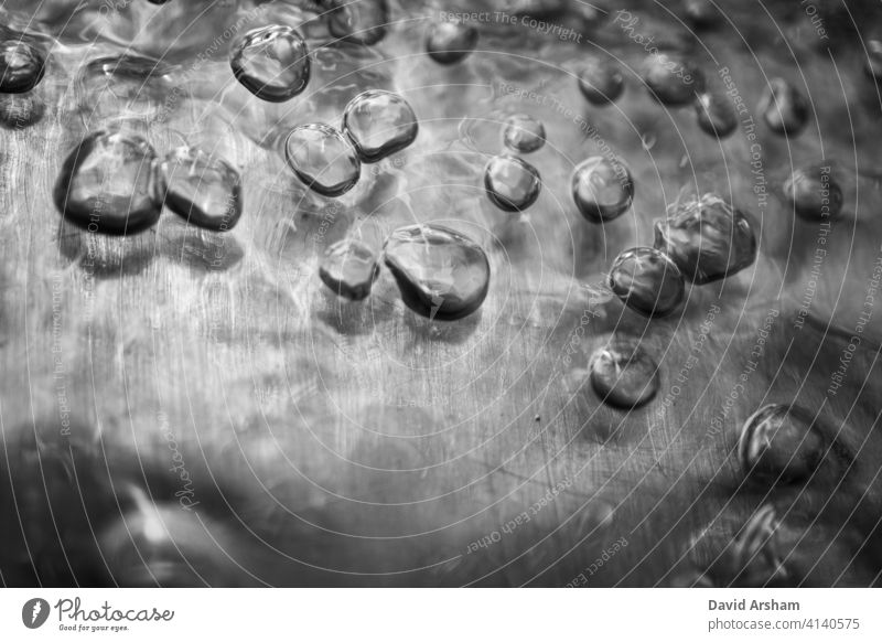 Berührende Blasen in Wasser auf Metall fließen Oberfläche Durst vertreiben graphisch Rippeln abstrakt liquide Hintergrund erfrischend rein Kontrast Makro Kreise