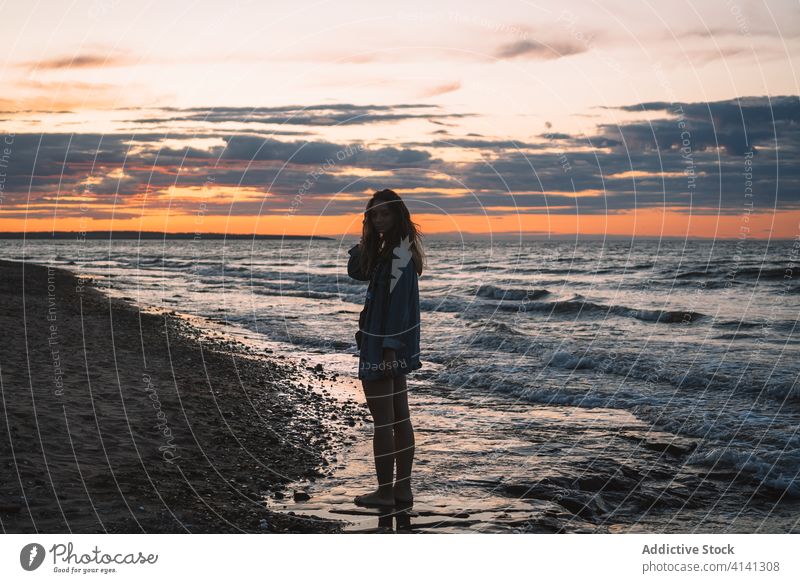 Entspannte Frau im Sommer am Meer Meereslandschaft Sonnenuntergang Reisender MEER Strand Meeresufer sich[Akk] entspannen Abend Silhouette Abenddämmerung