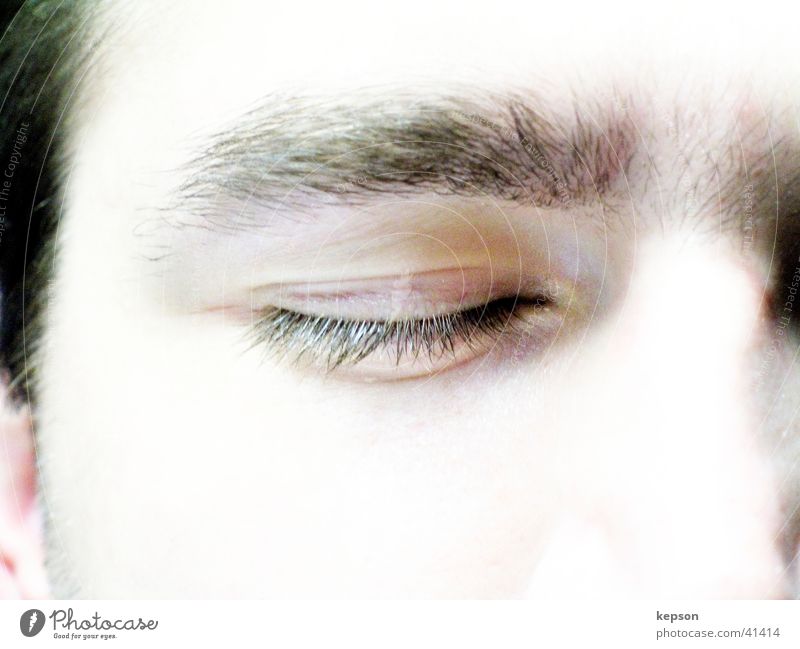 Geschlossenes Auge geschlossen Augenbraue Wimpern schlafen Trauer Mann Gesicht bleich Nase Traurigkeit
