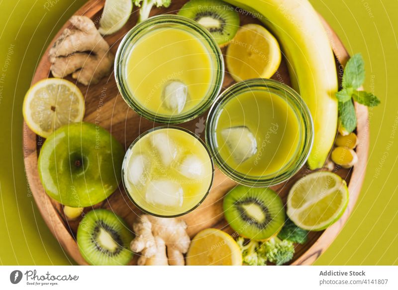 Leckere Detox-Cocktails auf dem Tablett mit Zitronen- und Kiwischeiben Entzug trinken Getränk Saft Antioxidans Gesundheit Bestandteil Frucht organisch