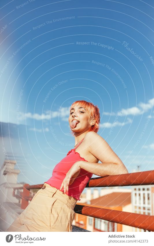 Glückliche Frau schaut in die Kamera tausendjährig expressiv rosa Haare anders Sommer Reling Großstadt fettarm heiter Freiheit froh urban Freude Dame Stil