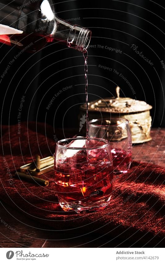 Anonyme Person, die Whiskey in einem Glas serviert Alkohol Eis Scotch Whisky Schnaps Hintergrund kalt Single Weinbrand trinken liquide Reflexion & Spiegelung