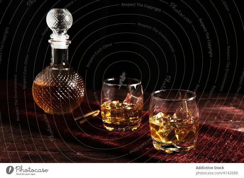 Nahaufnahme von zwei Gläsern Whiskey auf einem Tisch Alkohol Eis Scotch Glas Whisky Schnaps Hintergrund kalt Single Weinbrand trinken liquide