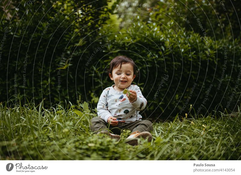 Kind spielt im Park 1-3 Jahre Kaukasier authentisch Natur grün Tag Mensch Kindheit Farbfoto Lifestyle Außenaufnahme Kleinkind Freude Leben Fröhlichkeit erkunden