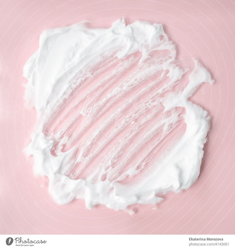 Weißer Kosmetikschaum Textur auf rosa auf rosa Hintergrund. Kosmetische Mousse, Reinigungsmittel, Rasierschaum, Shampoo. Schaumiges Hautpflegeprodukt, Hautpflege, männliches Hygiene-Konzept, Kopierraum