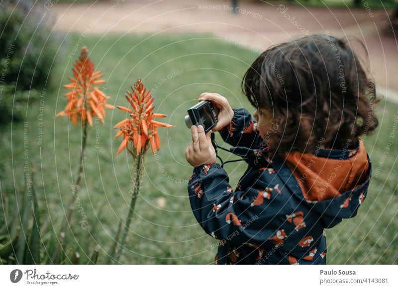 Nettes Mädchen nimmt Fotos Kind 1-3 Jahre Kaukasier Fotografie Fotokamera digital Digitalfotografie Technik & Technologie reisen fotografierend Kindheit schön