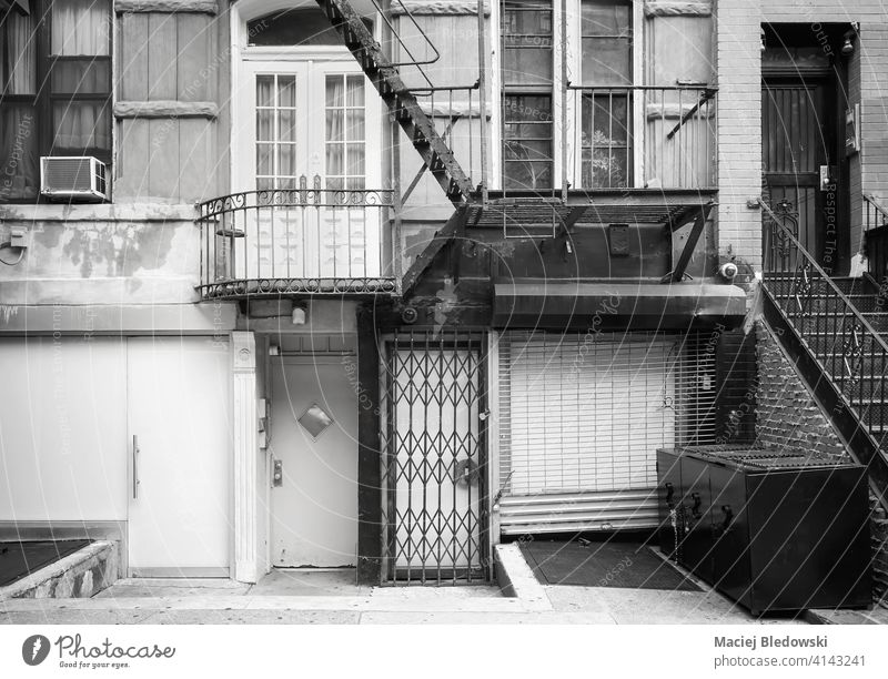 Schwarz-Weiß-Bild von alten Gebäudefassade mit Eisen Feuerleiter, New York City, USA. New York State schwarz auf weiß Feuertreppe Straße Großstadt Stadthaus