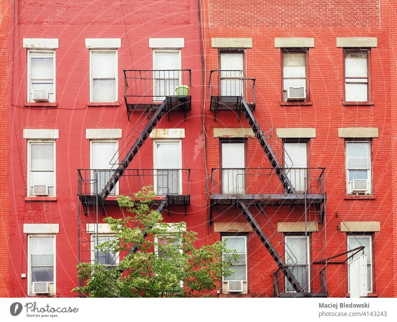 Alte rote Backsteingebäude mit eisernen Feuerleitern, New York City, USA. New York State Wand Großstadt alt Gebäude Feuertreppe Stadthaus neu Haus heimwärts